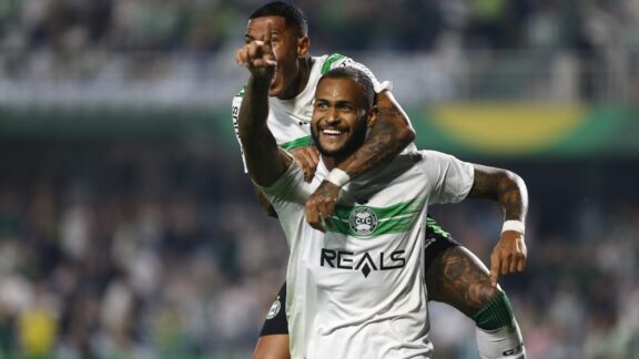 Com gol contra, Coritiba empata no Couto Pereira