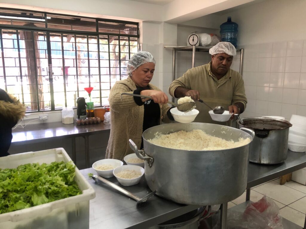 ONG de Curitiba busca voluntários para almoço solidário