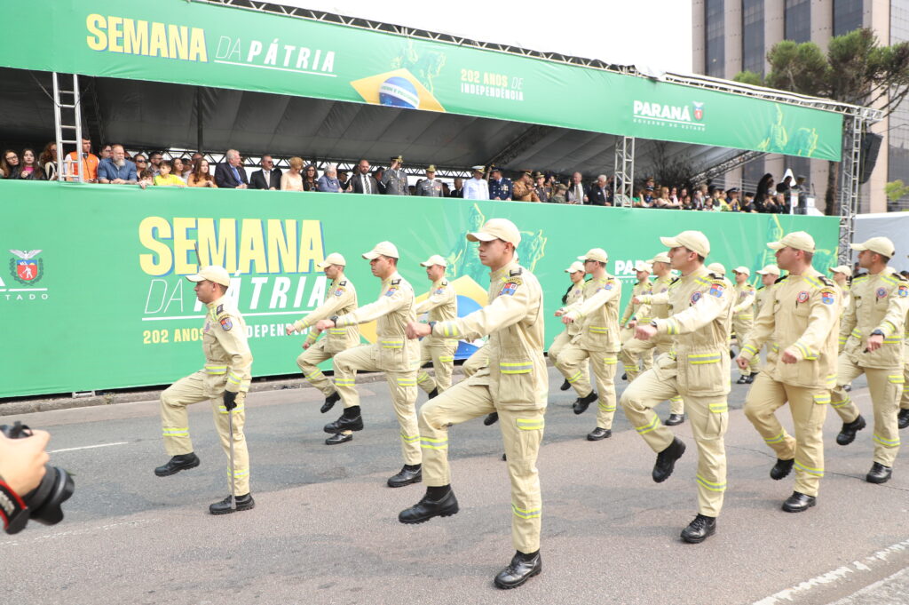 Curitibanos acompanham desfile cívico-militar em comemoração ao Dia da Independência