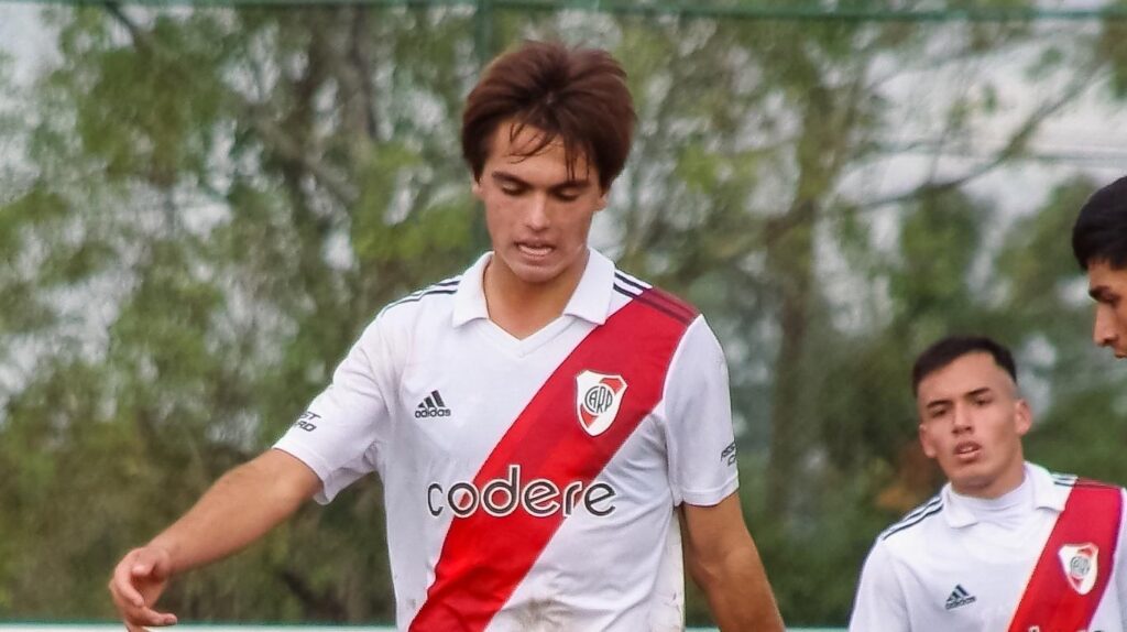 Jovem curitibano escolhe caminho inverso e ganha espaço no River Plate