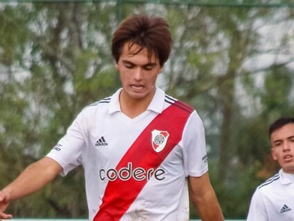 Jovem curitibano escolhe caminho inverso e ganha espaço no River Plate