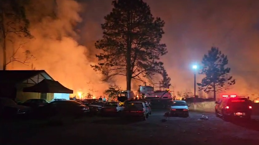 VÍDEO: incêndio de grandes proporções afeta trânsito na BR-277 em Curitiba