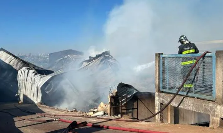 Incêndio de grandes proporções atinge empresa em Londrina