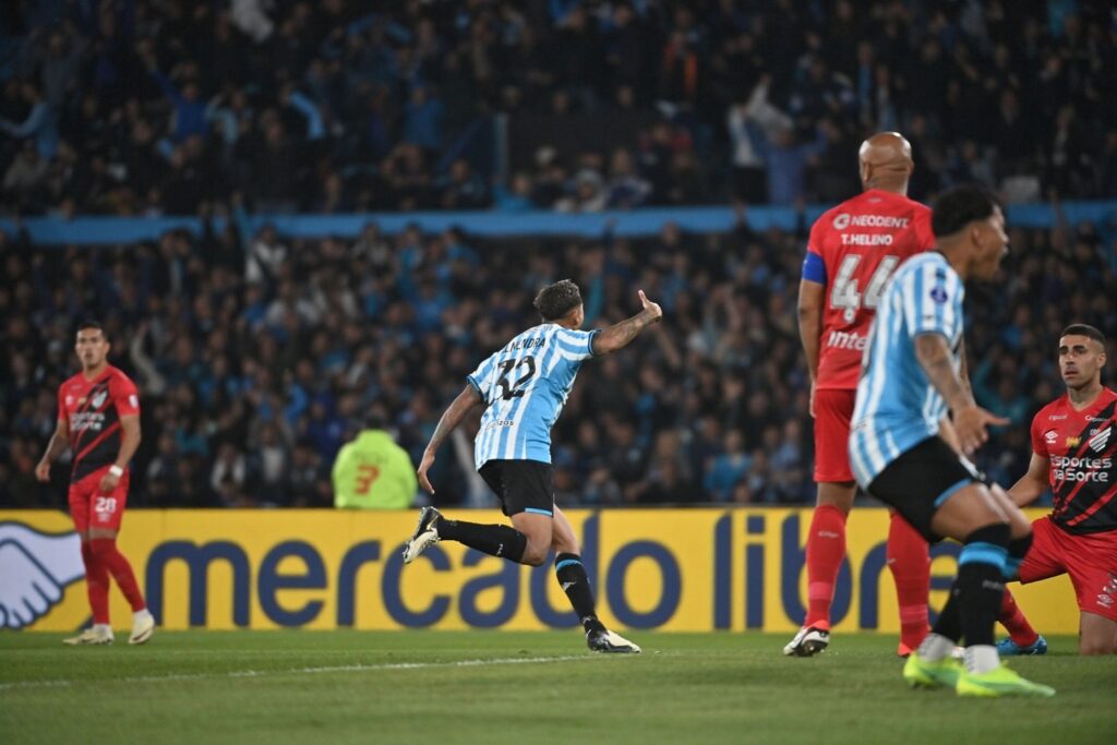 Na estreia de técnico, Athletico é goleado pelo Racing e está fora da Sul-Americana