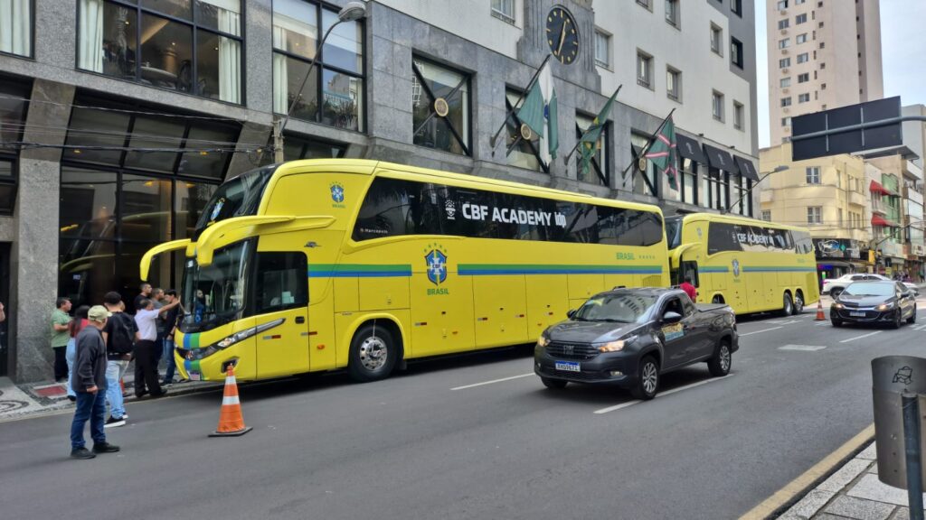 Seleção brasileira começa a chegar em Curitiba para jogo contra Equador