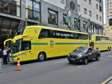 Seleção brasileira começa a chegar em Curitiba para jogo contra Equador