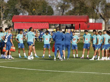 Seleção brasileira treina com novidades no time titular para jogo em Curitiba