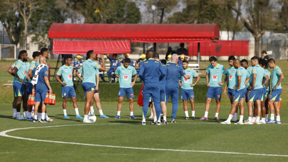 Seleção brasileira treina com novidades no time titular para jogo em Curitiba