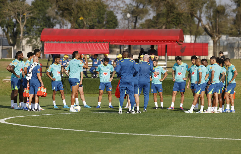 Seleção brasileira treina com novidades no time titular para jogo em Curitiba