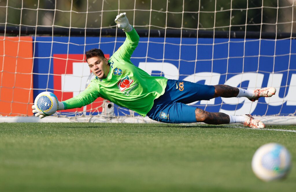 Seleção brasileira inicia treinos em Curitiba; Dorival espera por apoio da torcida