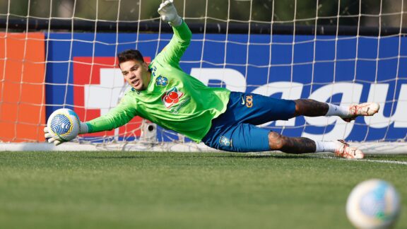 Seleção brasileira inicia treinos em Curitiba; Dorival espera por apoio da torcida