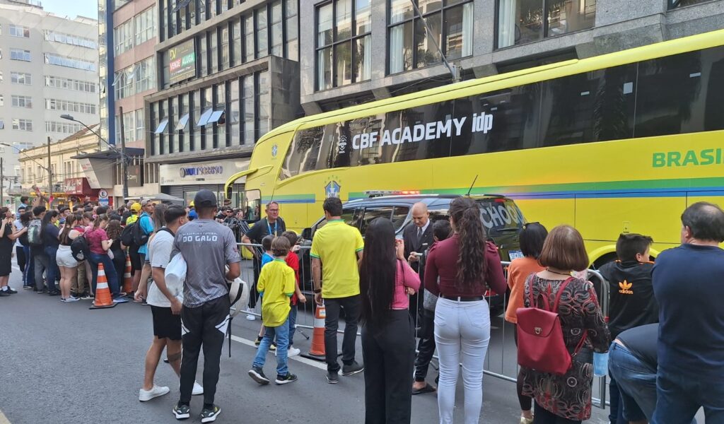 Torcedores se aglomeram em frente ao hotel da seleção em busca de foto com jogadores