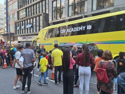 Torcedores se aglomeram em frente ao hotel da seleção em busca de foto com jogadores