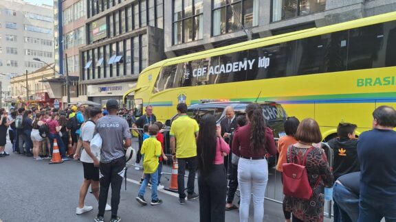 Torcedores se aglomeram em frente ao hotel da seleção em busca de foto com jogadores