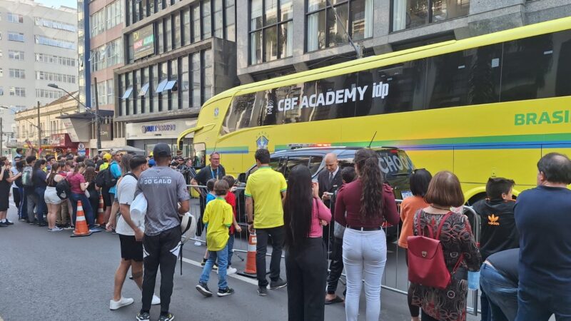 Torcedores se aglomeram em frente ao hotel da seleção em busca de foto com jogadores