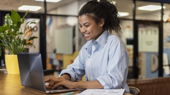 Lazy job: entenda o modelo de bem-estar no trabalho adotado pela Geração Z