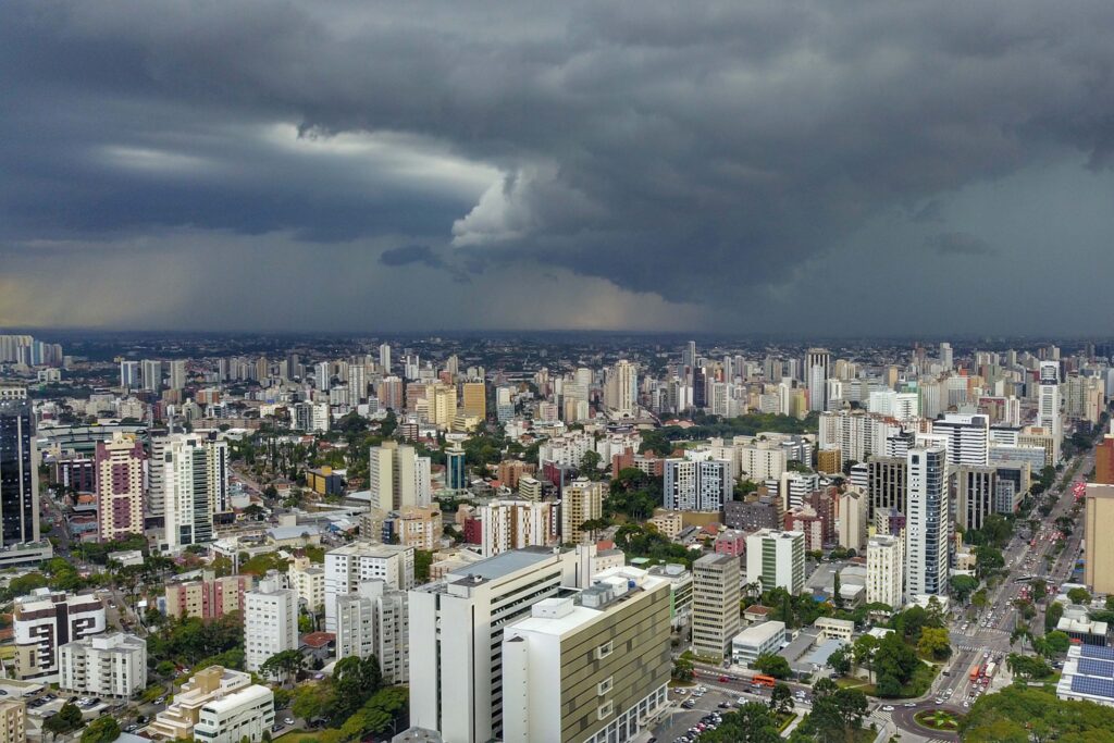 Instabilidade: onda de calor, baixa umidade e tempestade afetam o Paraná nos próximos dias