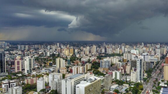 Instabilidade: onda de calor, baixa umidade e tempestade afetam o Paraná nos próximos dias