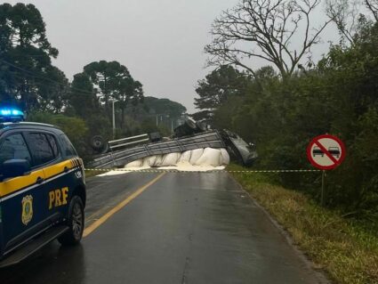 Caminhão tomba e interdita BR-153, no Paraná