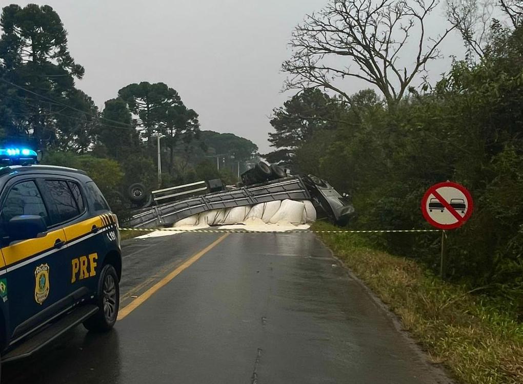 Caminhão tomba e interdita BR-153, no Paraná