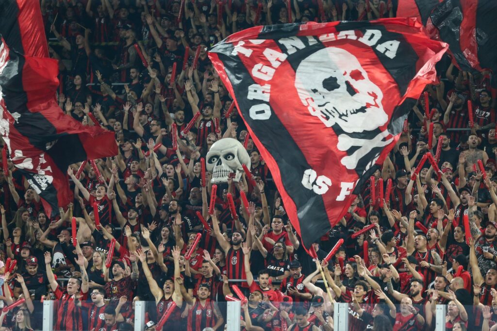 Torcida do Athletico protesta após eliminação na Copa do Brasil