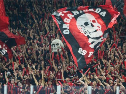 Torcida do Athletico protesta após eliminação na Copa do Brasil