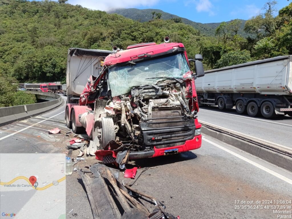 Acidente com caminhões bloqueia trânsito na BR-277, em Morretes