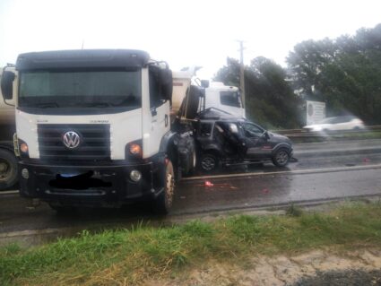 Criança fica ferida após carro ser prensado entre caminhões na BR-376