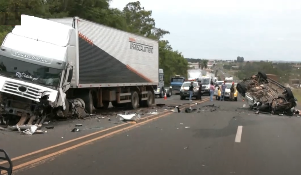 Motorista morre em acidente com caminhão na PR-444, em Arapongas