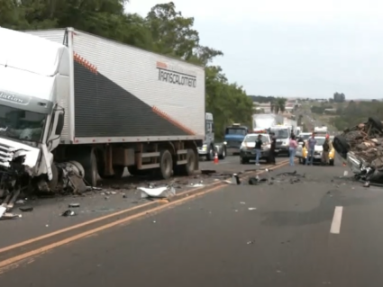 Motorista morre em acidente com caminhão na PR-444, em Arapongas