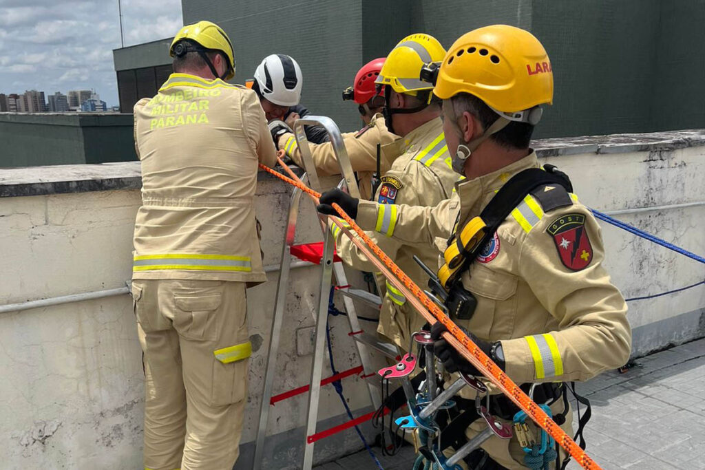 Bombeiros resgatam trabalhadora que ficou pendurada em 9º andar de prédio em Curitiba