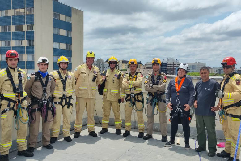 Bombeiros resgatam mulher que ficou pendurada em 9º andar de prédio 2