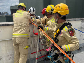 Bombeiros resgatam mulher que ficou pendurada em 9º andar de prédio