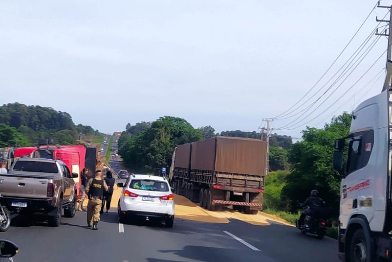 Caminhão carregado com trigo tomba na BR-376 e provoca interdição da pista