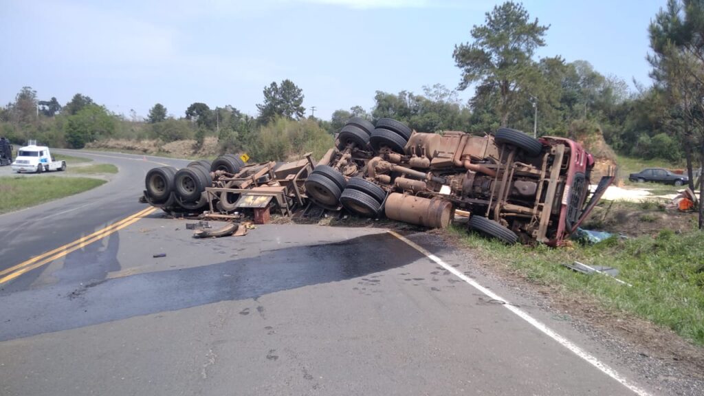 Motorista morre após carreta tombar na BR-476, na Lapa