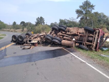 Motorista morre após carreta tombar na BR-476, na Lapa