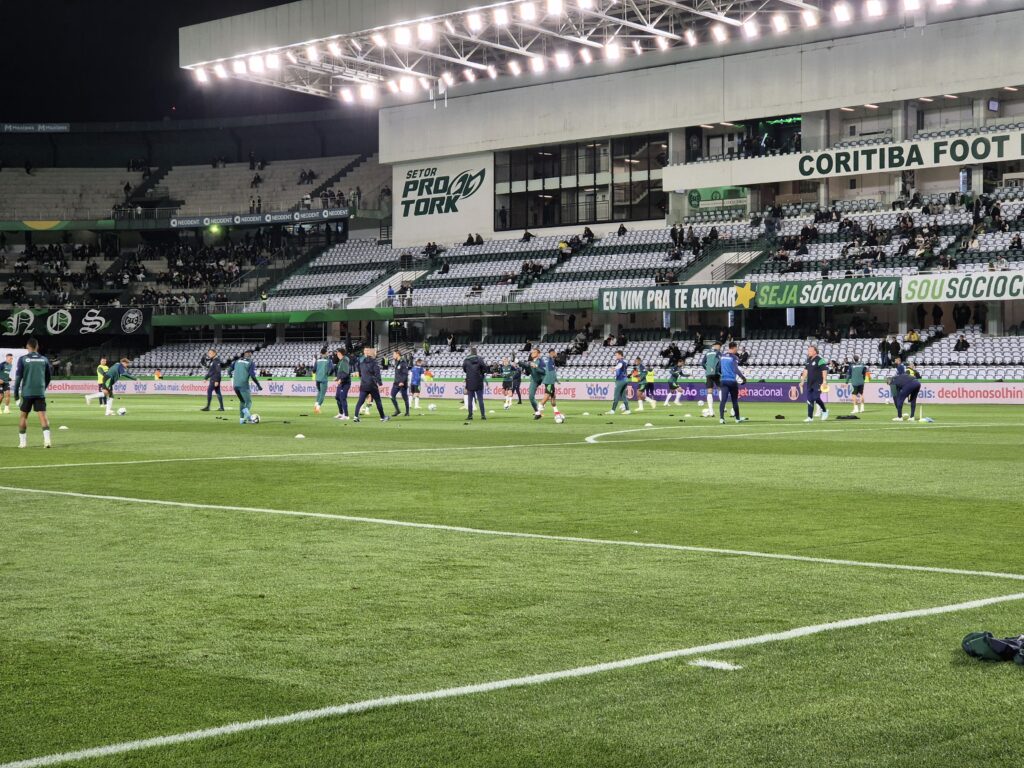 Coritiba recebe CRB em clima de fim de festa na Série B; escalação e onde assistir