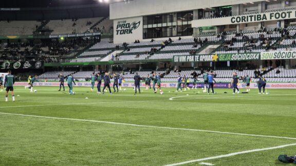 Coritiba recebe CRB em clima de fim de festa na Série B; escalação e onde assistir