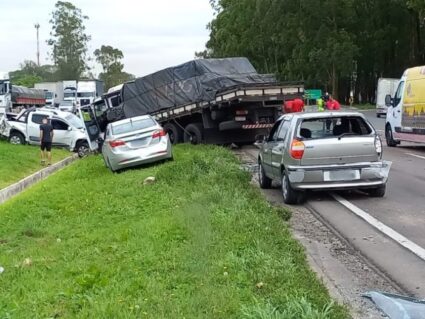 Engavetamento com sete veículos no Contorno Sul provoca congestionamento de 16 km