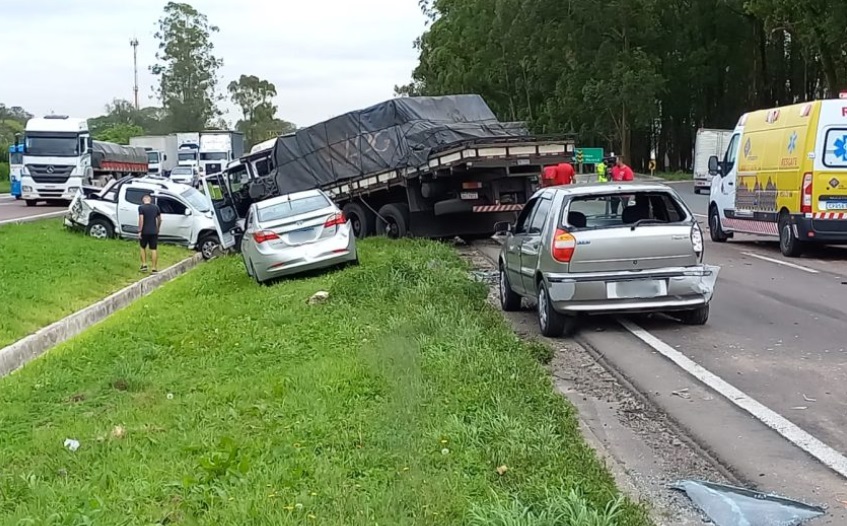 Engavetamento com sete veículos no Contorno Sul provoca congestionamento de 16 km