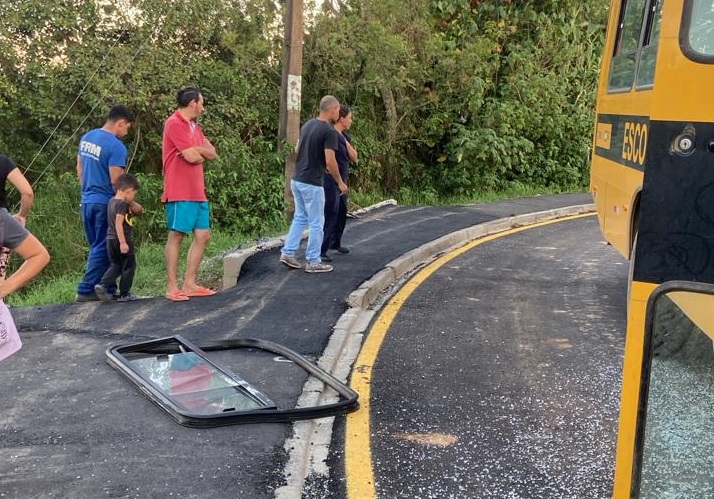 Estudantes caem de ônibus escolar em movimento na Grande Curitiba (2)