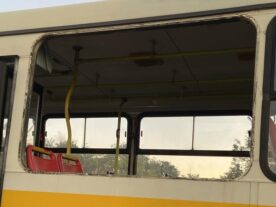 Estudantes caem de ônibus escolar em movimento na Grande Curitiba