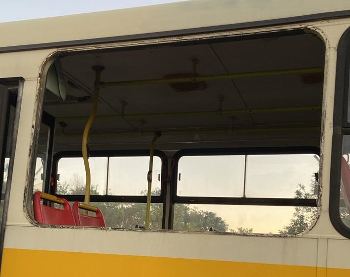 Estudantes caem de ônibus escolar em movimento na Grande Curitiba