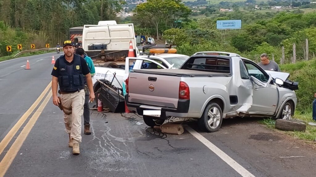 Carro de concessionária de pedágio se envolve em grave acidente na BR-153