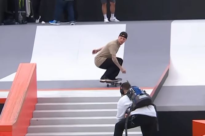 Giovanni Vianna leva prata na etapa de Sydney da Liga Mundial de skate