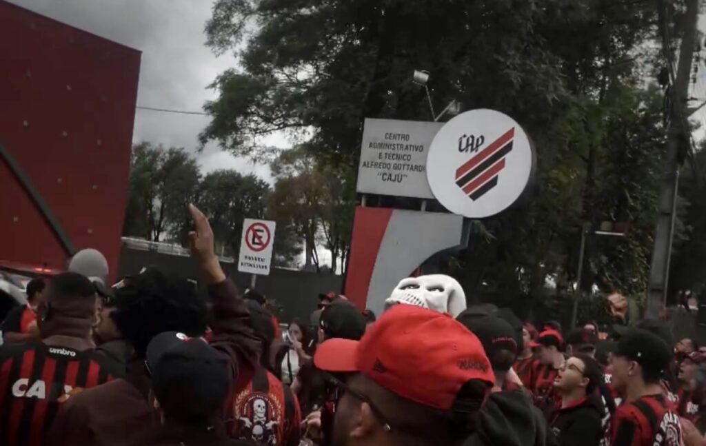 Torcida do Athletico sobe o tom e protesta em frente ao CT do Caju; assista