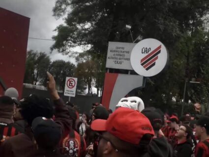 Torcida do Athletico sobe o tom e protesta em frente ao CT do Caju; assista