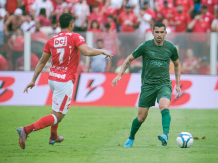 Com um jogador a menos, Coritiba vence o Vila Nova