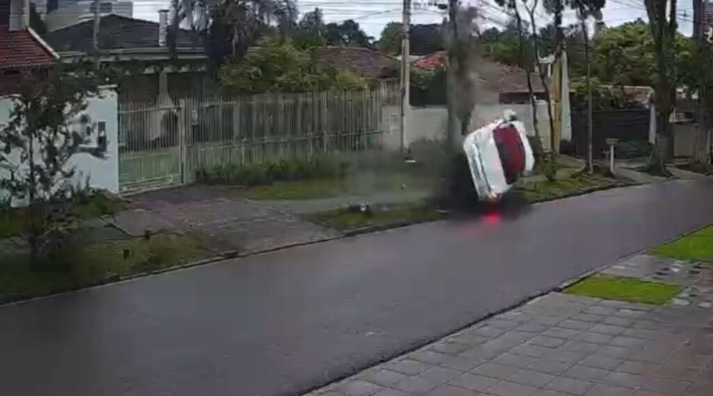 Motorista abandona Porsche após bater sozinho o veículo em Curitiba; veja vídeo