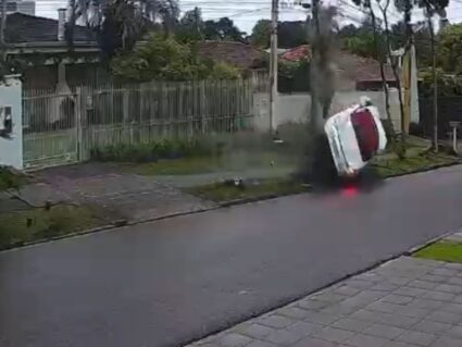 Motorista abandona Porsche após bater sozinho o veículo em Curitiba; veja vídeo